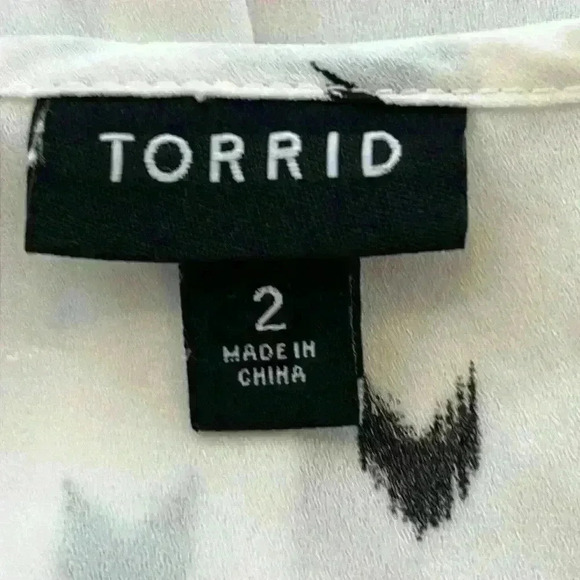 Torrid Women’s Blouse Sz 18-20 White/Black Flutter Sleeves - Picture 2 of 7